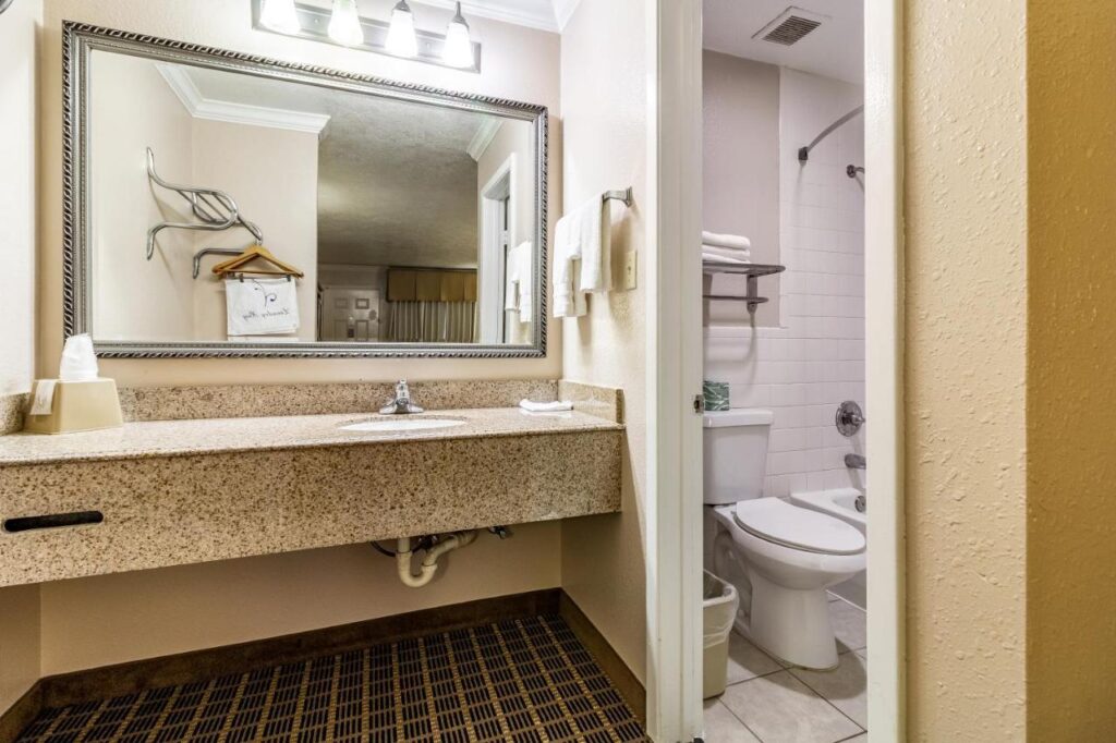 Motel 6-Alvin, TX - Image 2