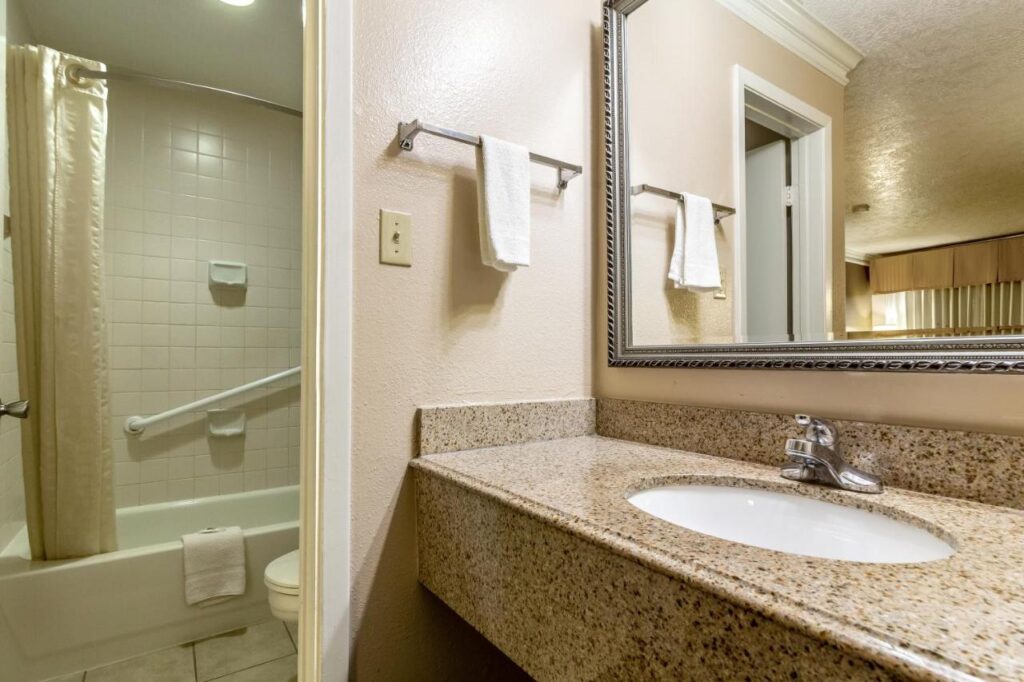 Motel 6-Alvin, TX - Image 5