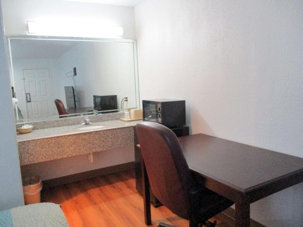 Motel 6-Freeport, TX - Image 4