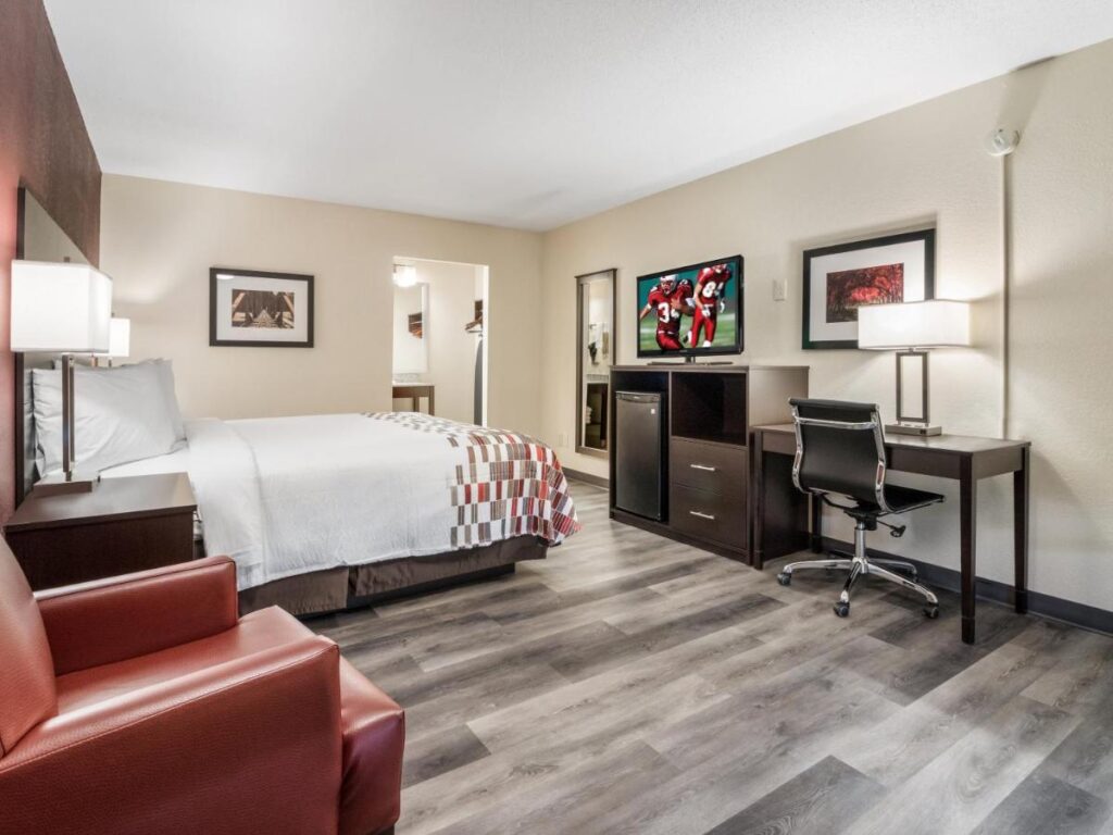 Red Roof Inn Dandridge - Image 5