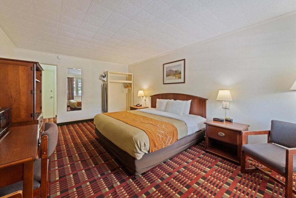 Rodeway Inn & Suites Cherokee On the River - Image 1