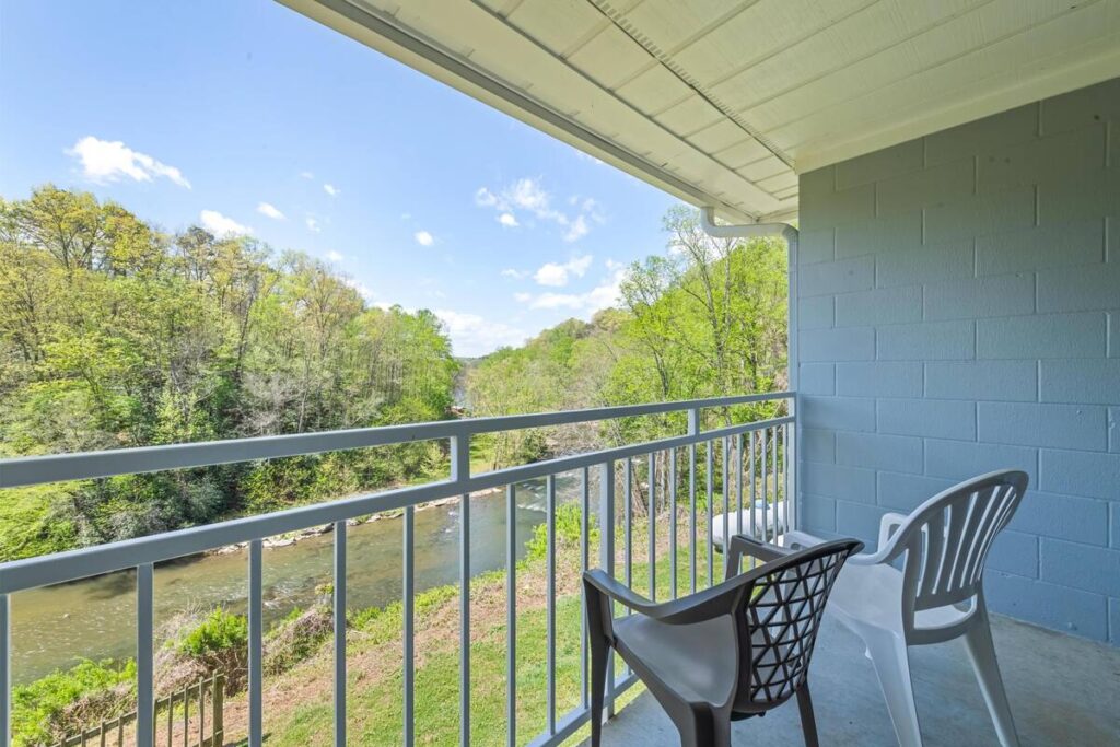 Rodeway Inn & Suites Cherokee On the River - Image 3