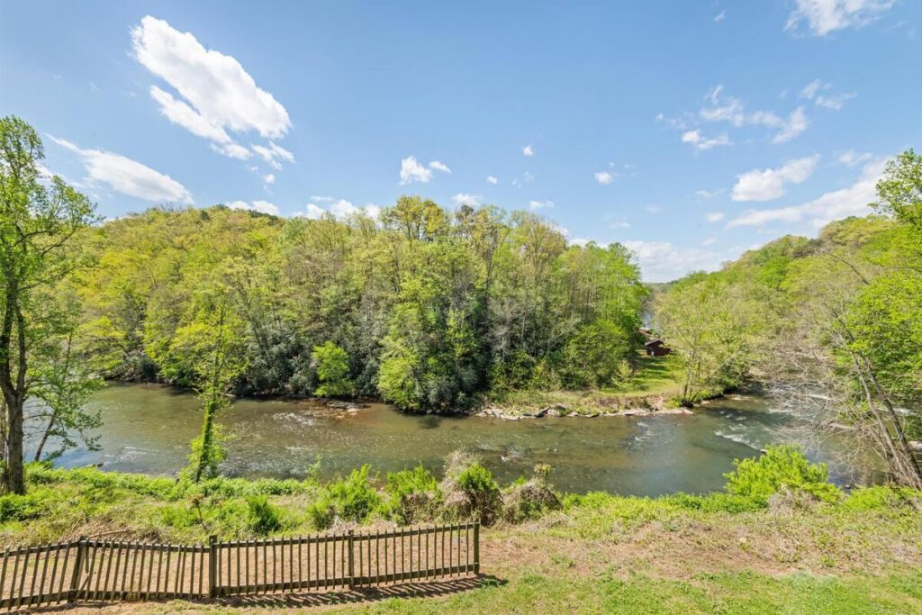 Rodeway Inn & Suites Cherokee On the River - Image 4