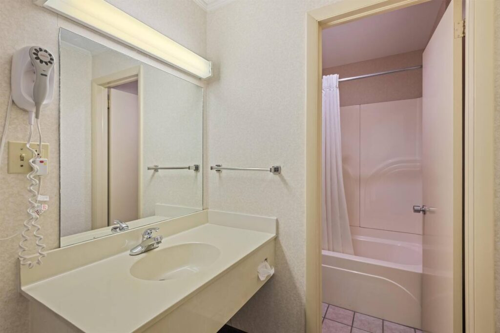 Rodeway Inn & Suites Cherokee On the River - Image 5
