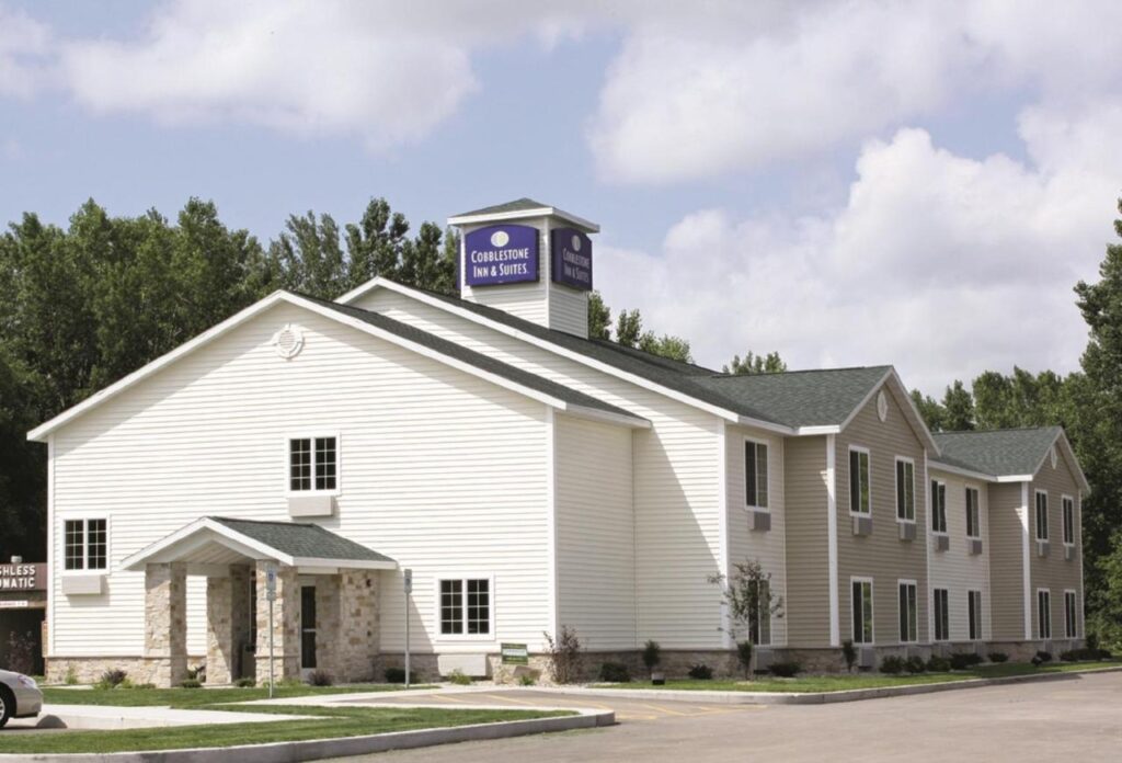 Cobblestone Inn & Suites - Brillion - Image 1