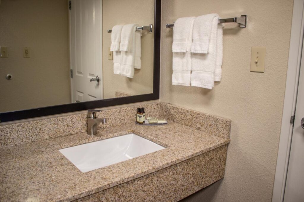 Cobblestone Suites - Oshkosh - Image 4