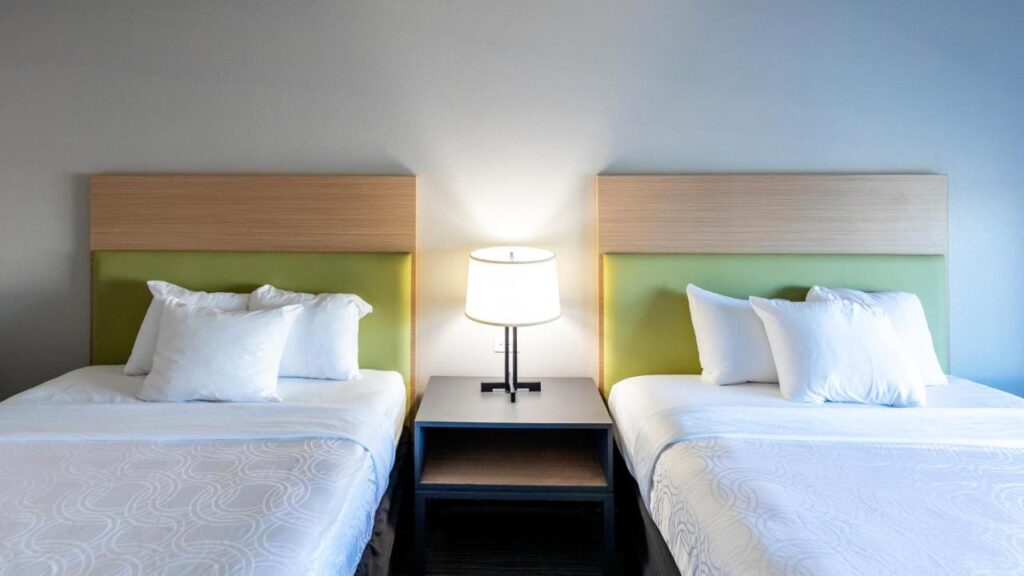 Country Inn & Suites by Radisson, Appleton Airport - Fox River Mall Area - Image 2