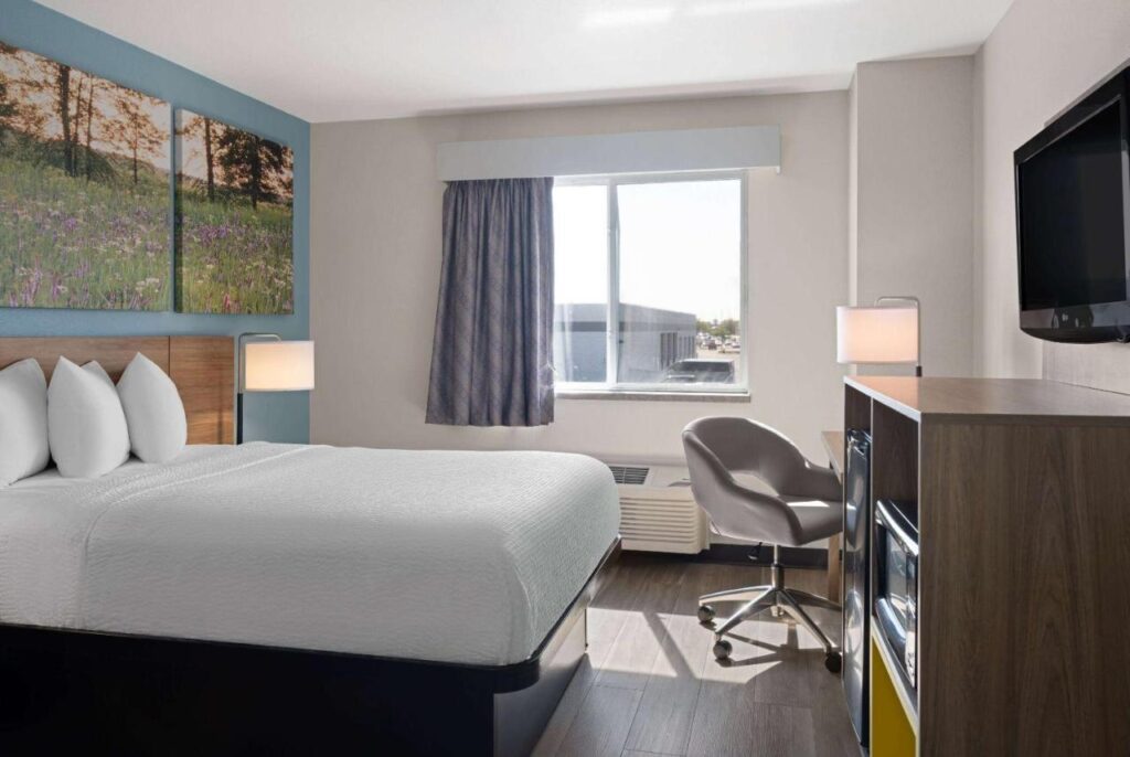 Days Inn by Wyndham Neenah - Image 1