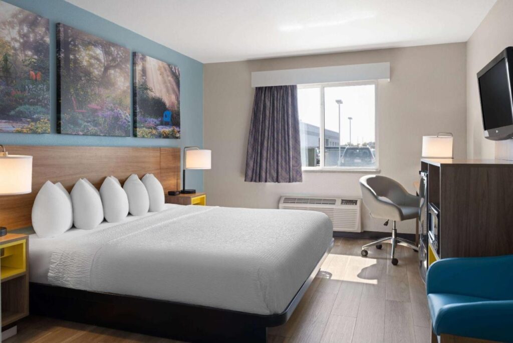 Days Inn by Wyndham Neenah - Image 2