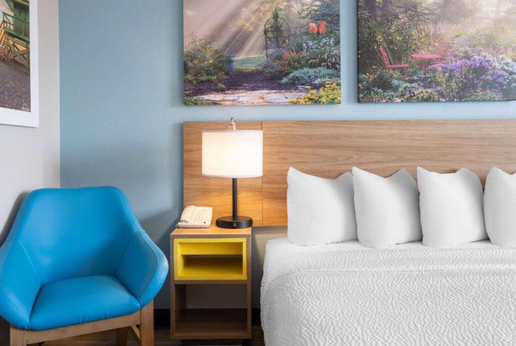 Days Inn by Wyndham Neenah - Image 3
