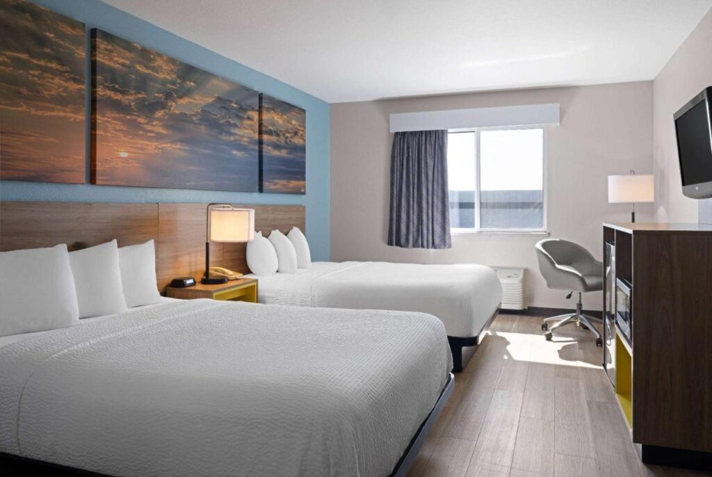 Days Inn by Wyndham Neenah - Image 4