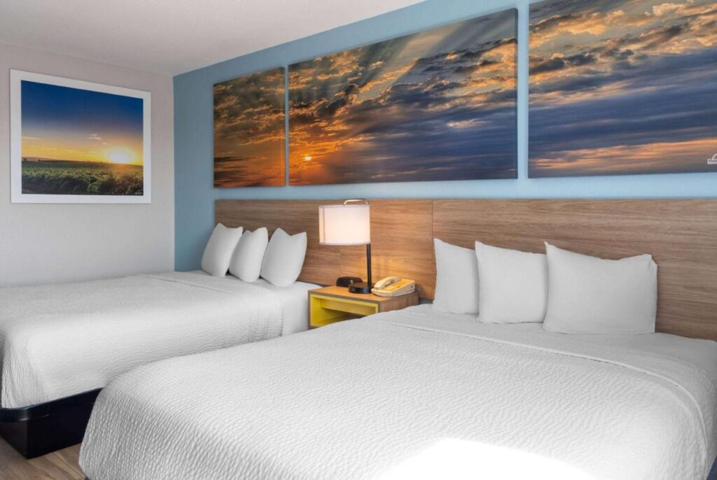 Days Inn by Wyndham Neenah - Image 5