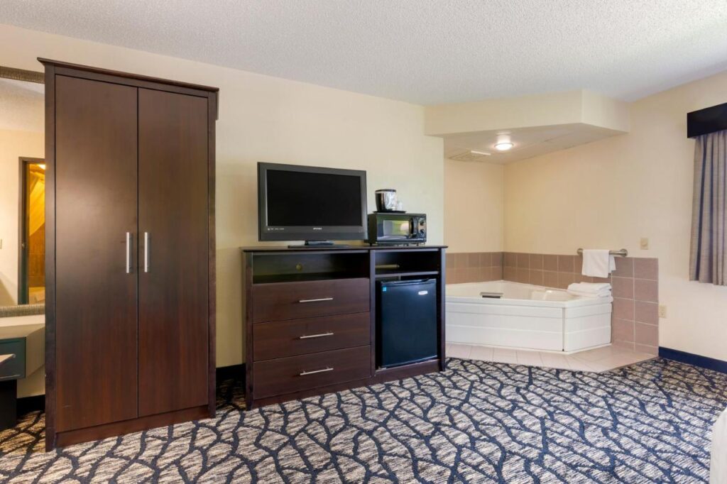 Quality Inn - Image 2
