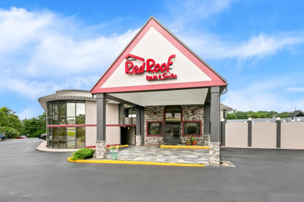 Red Roof Inn & Suites Duncan - Image 1