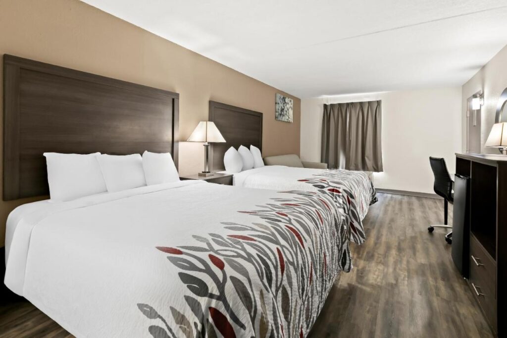Red Roof Inn & Suites Duncan - Image 2