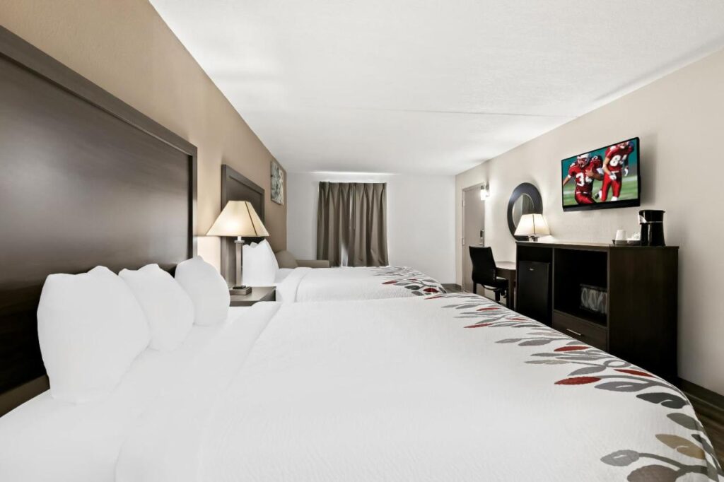 Red Roof Inn & Suites Duncan - Image 3