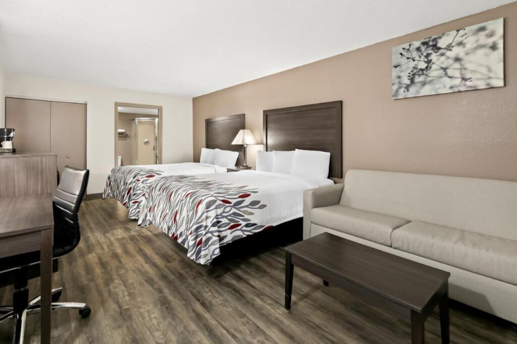 Red Roof Inn & Suites Duncan - Image 4