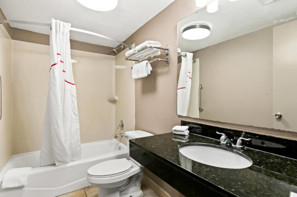 Red Roof Inn & Suites Duncan - Image 5