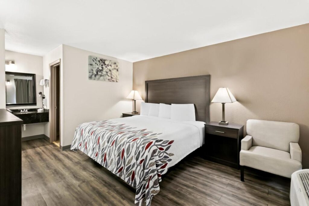 Red Roof Inn & Suites Duncan - Image 6