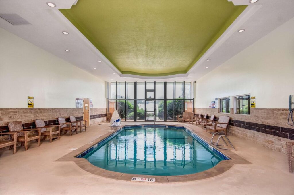 Best Western Plus, The Inn at Hampton - Image 1
