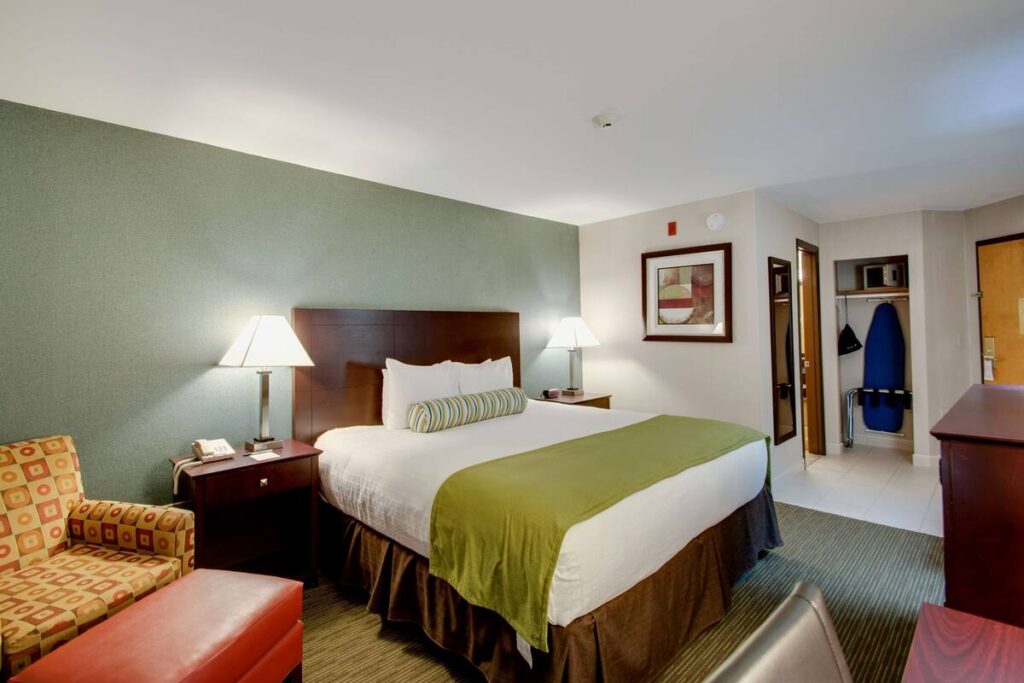 Best Western Plus, The Inn at Hampton - Image 2