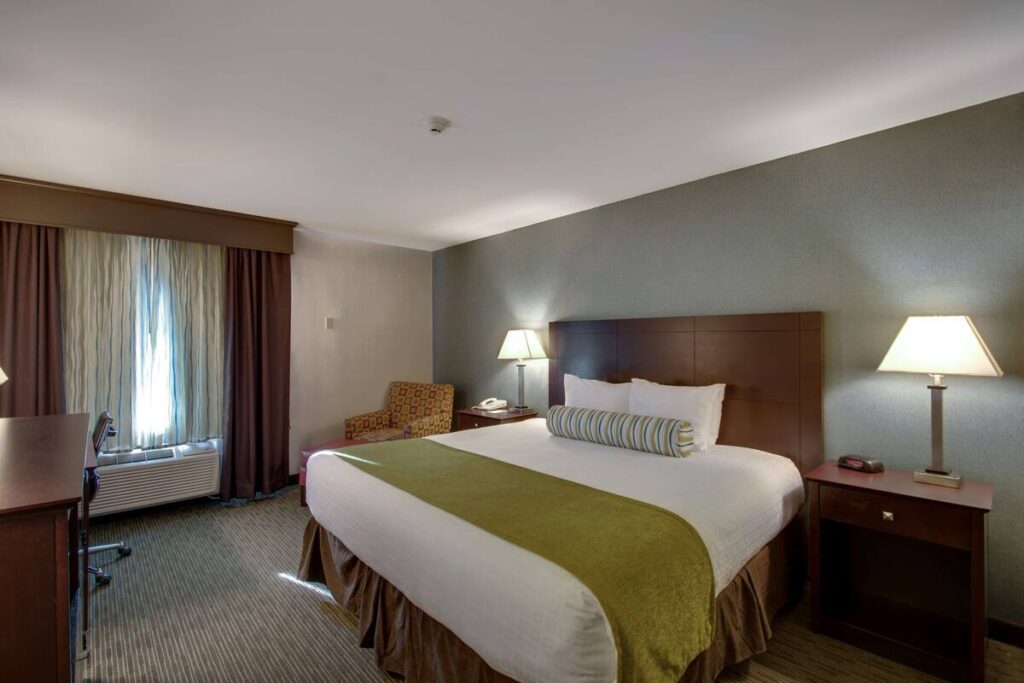 Best Western Plus, The Inn at Hampton - Image 4