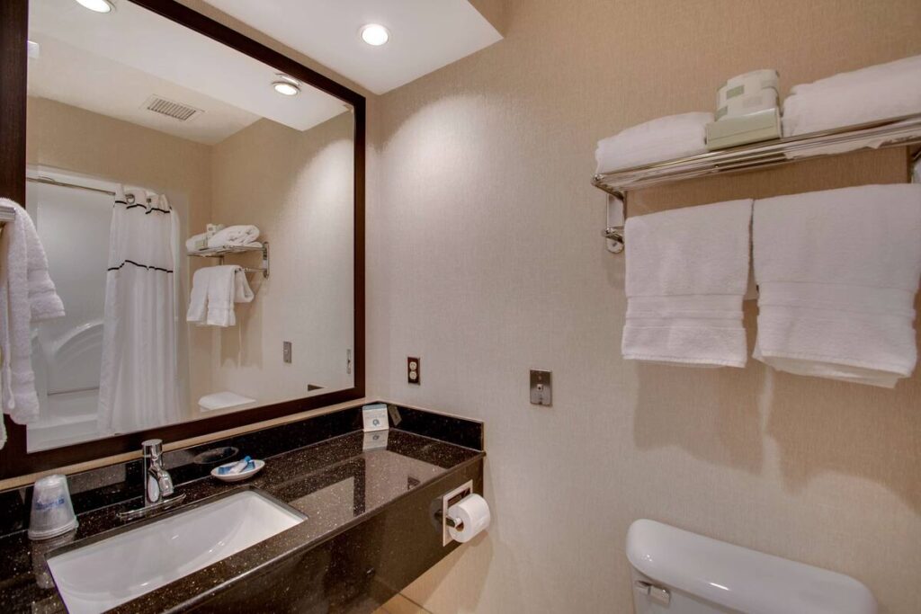Best Western Plus, The Inn at Hampton - Image 5