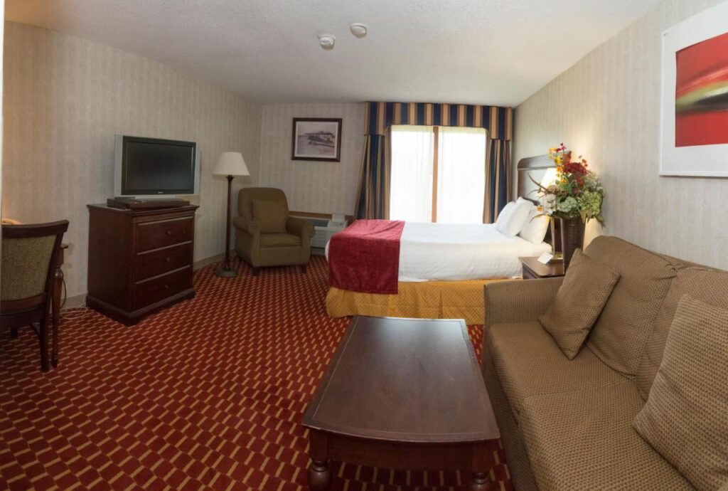 Hampton Falls Inn - Image 4