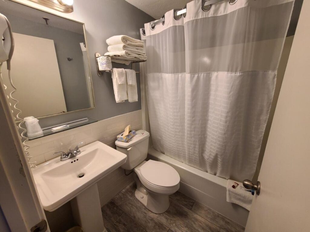 Hampton Village Inn - Image 5