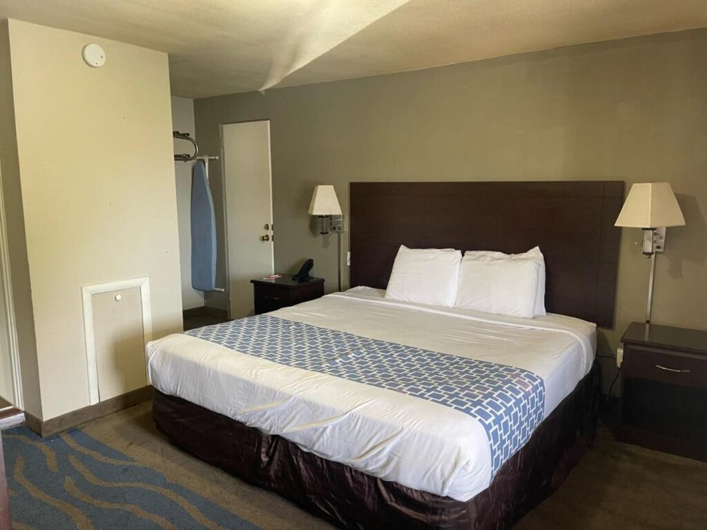 Econo Lodge - Image 2