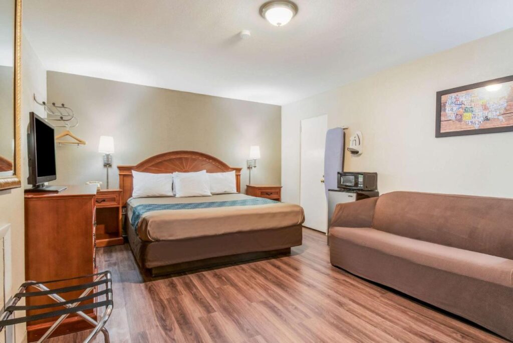 Econo Lodge - Image 3