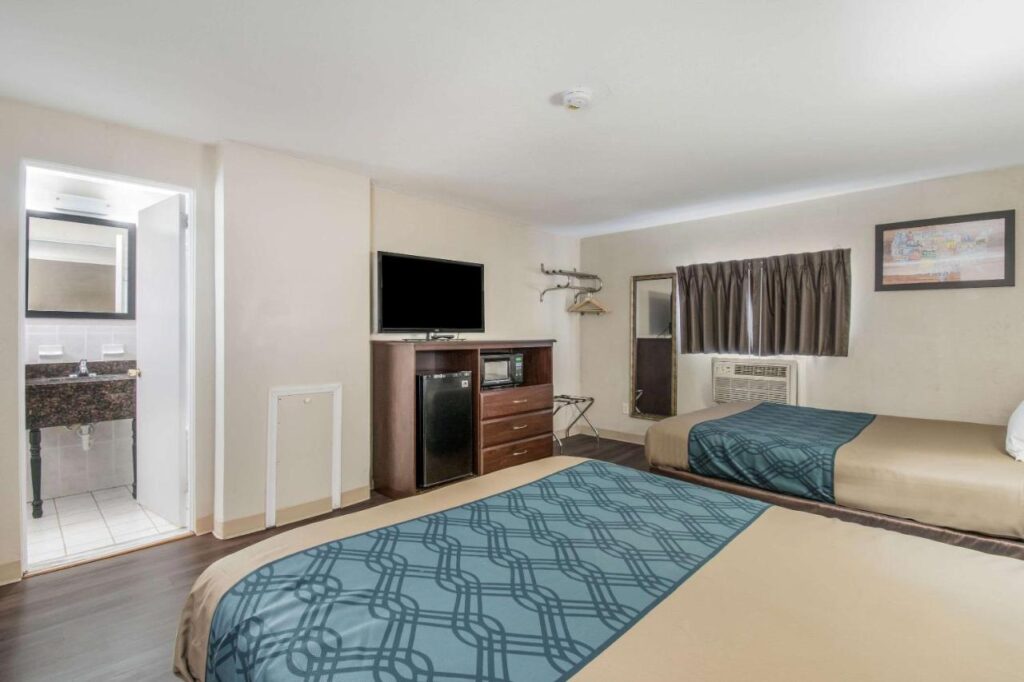 Econo Lodge - Image 4