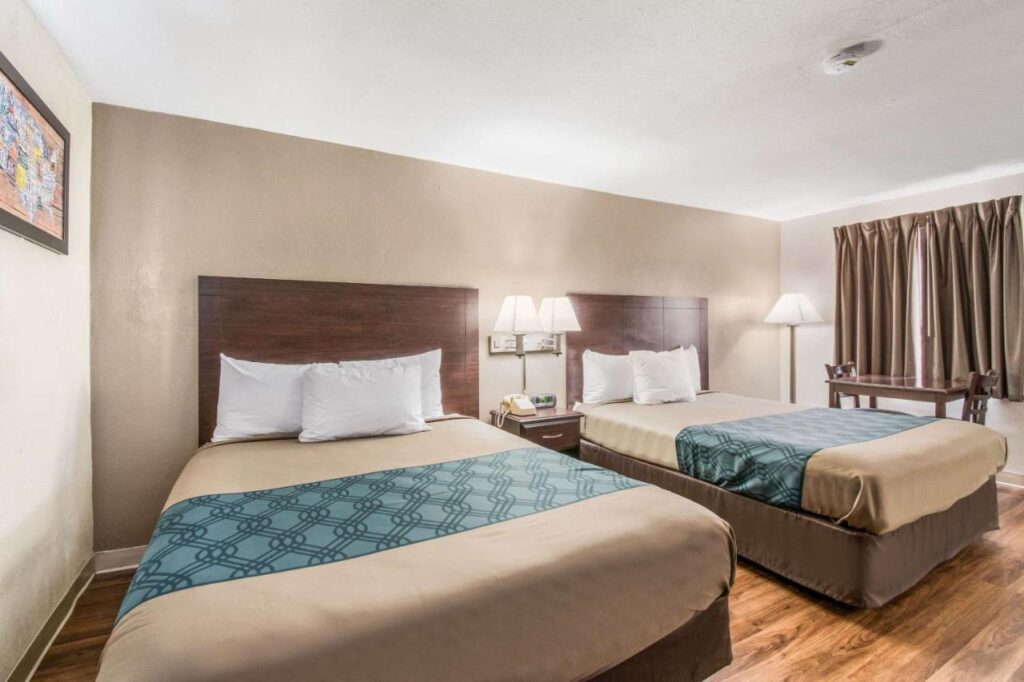 Econo Lodge - Image 5