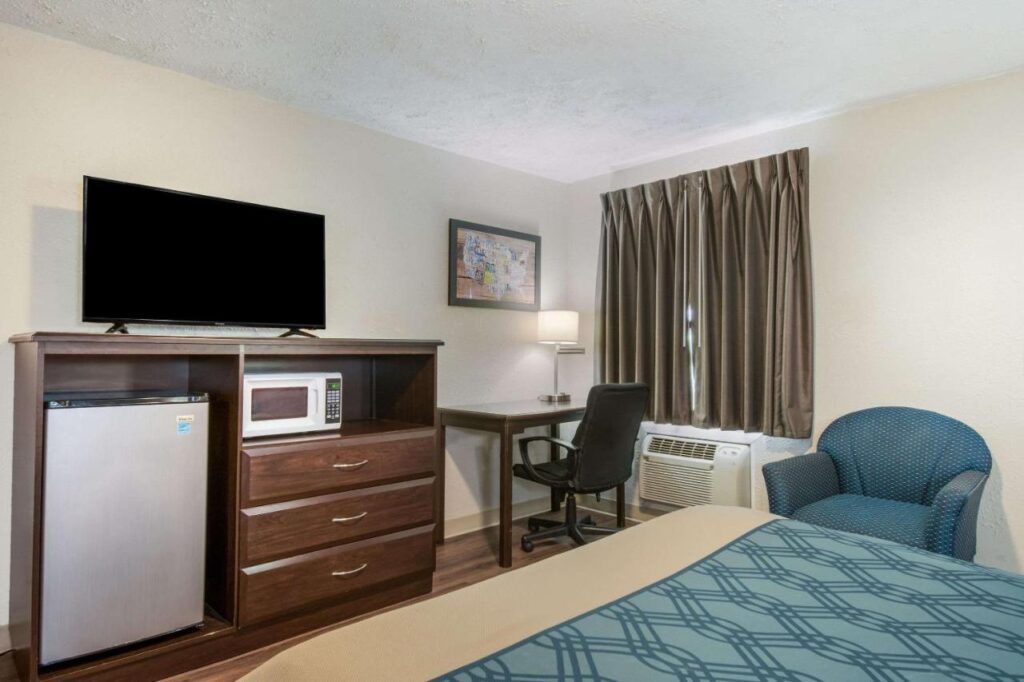 Econo Lodge - Image 6