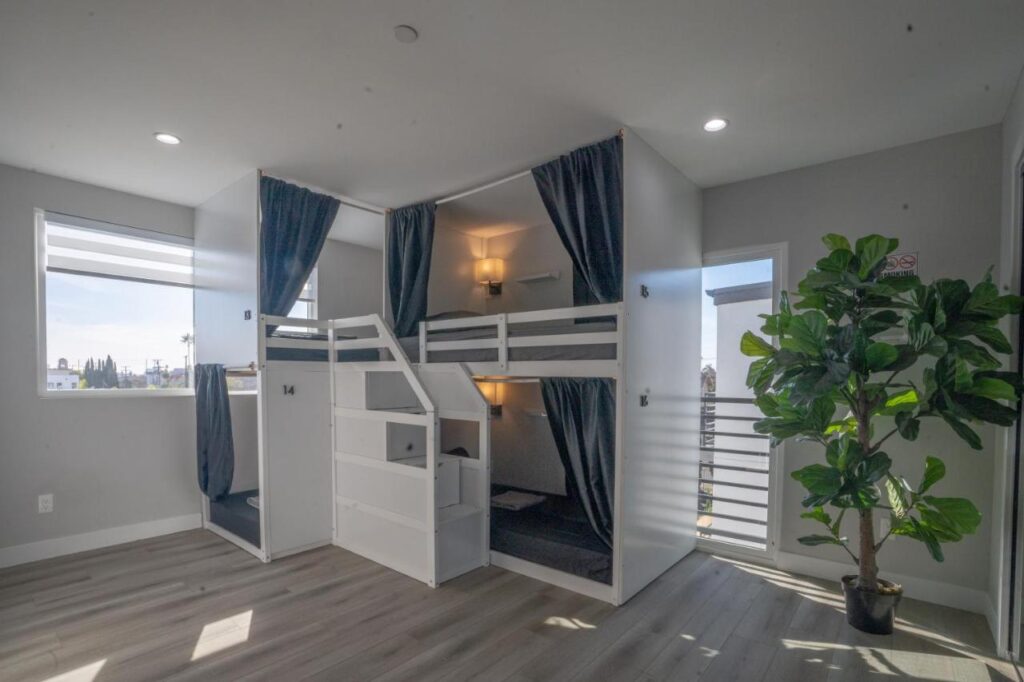 Normandie Hostel - Image 2