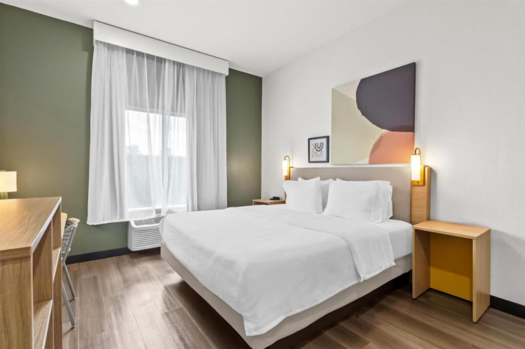 Spark By Hilton Houston Hobby Airport - Image 2