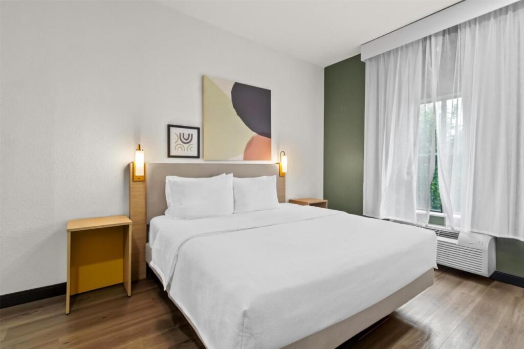 Spark By Hilton Houston Hobby Airport - Image 3