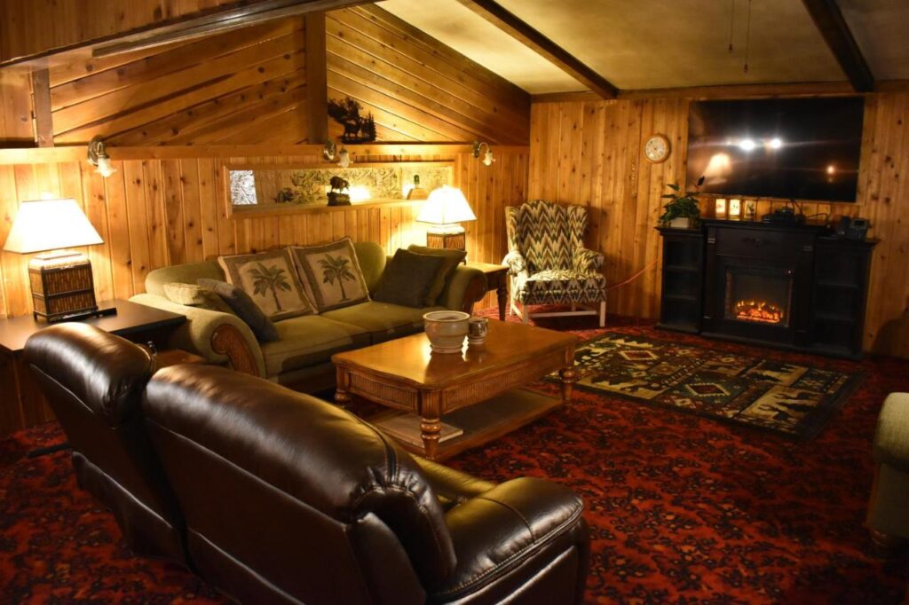 Silver Horseshoe Inn - Image 1