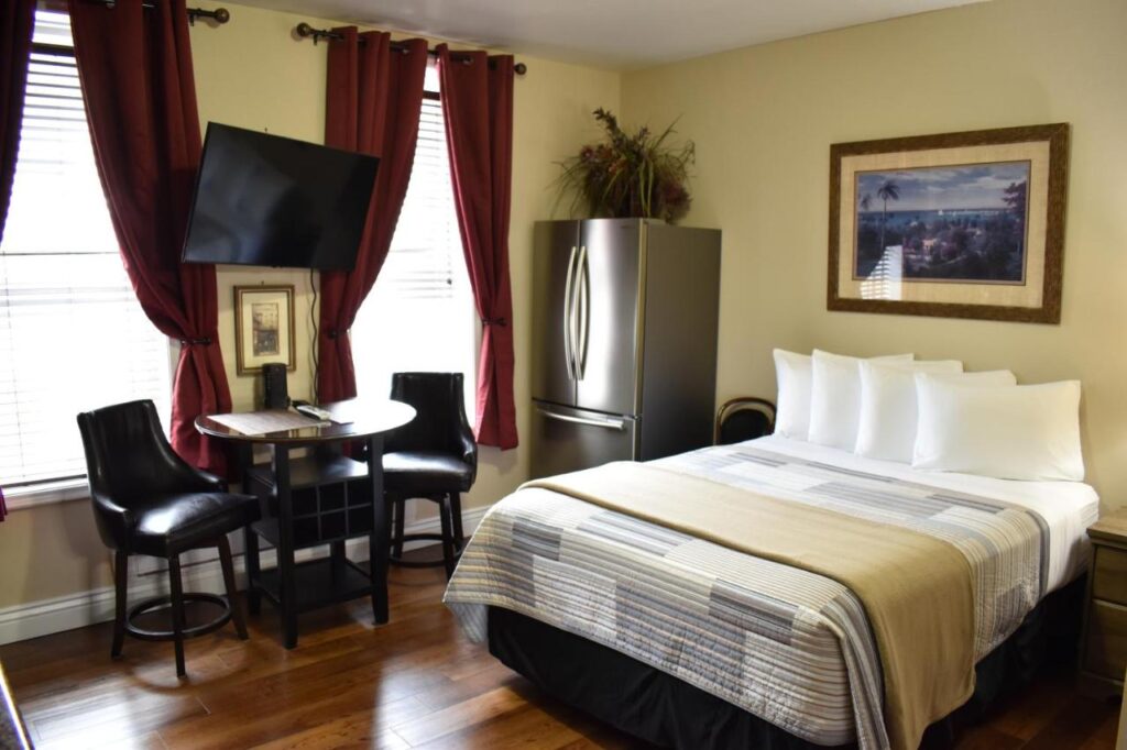 Silver Horseshoe Inn - Image 2