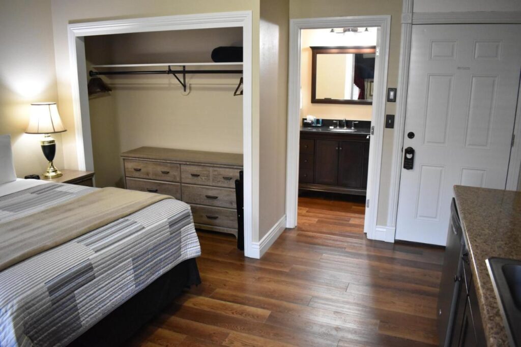 Silver Horseshoe Inn - Image 3