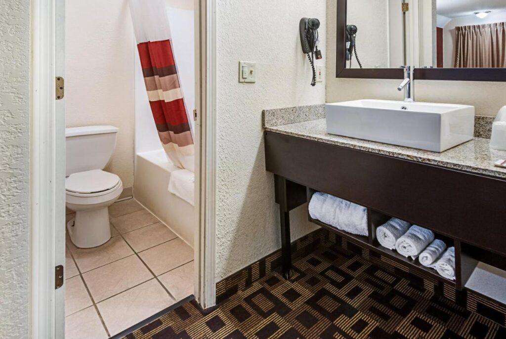 Red Roof Inn Anderson, IN - Image 5