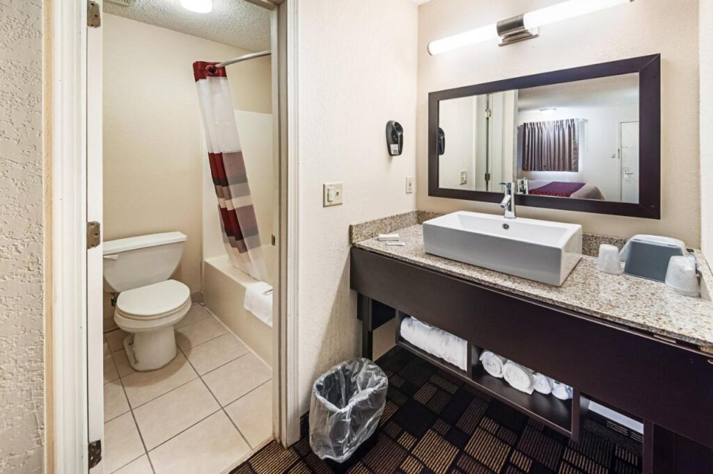 Red Roof Inn Anderson, IN - Image 6