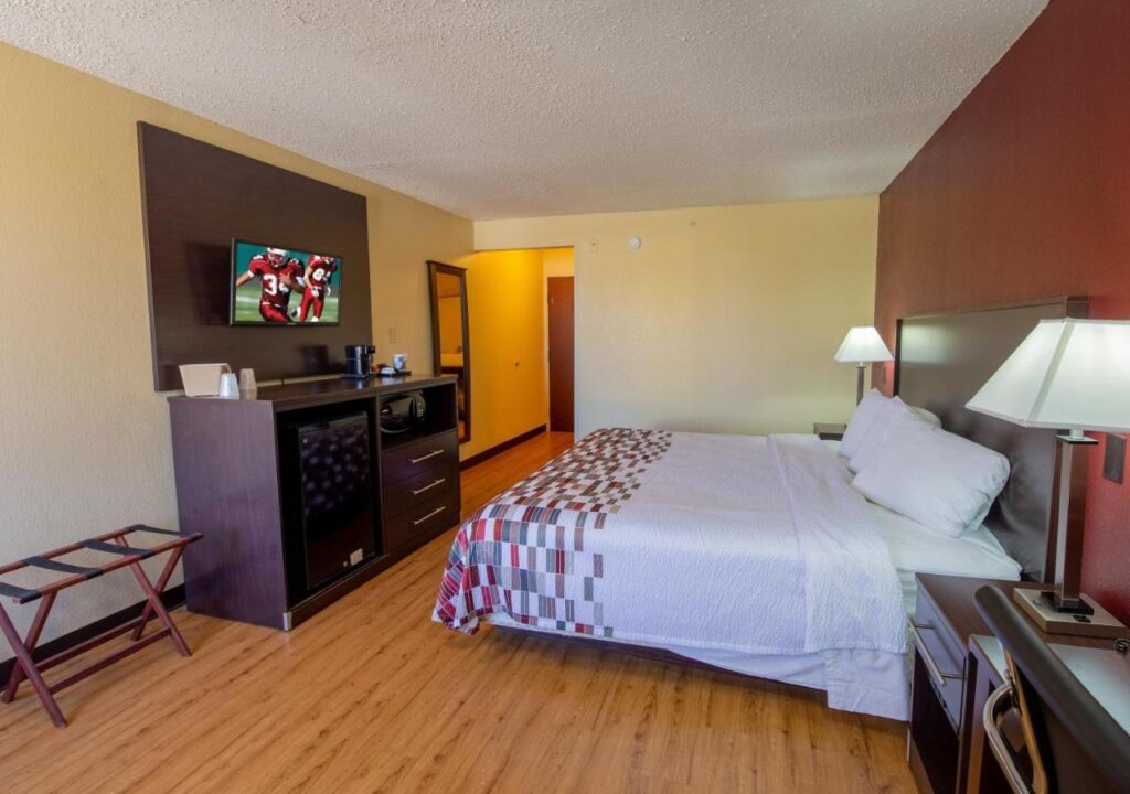 Red Roof Inn & Suites Indianapolis Airport - Image 2