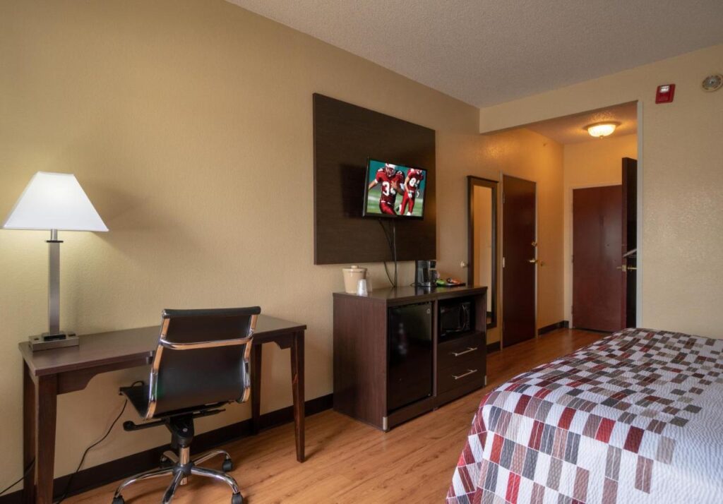 Red Roof Inn & Suites Indianapolis Airport - Image 3