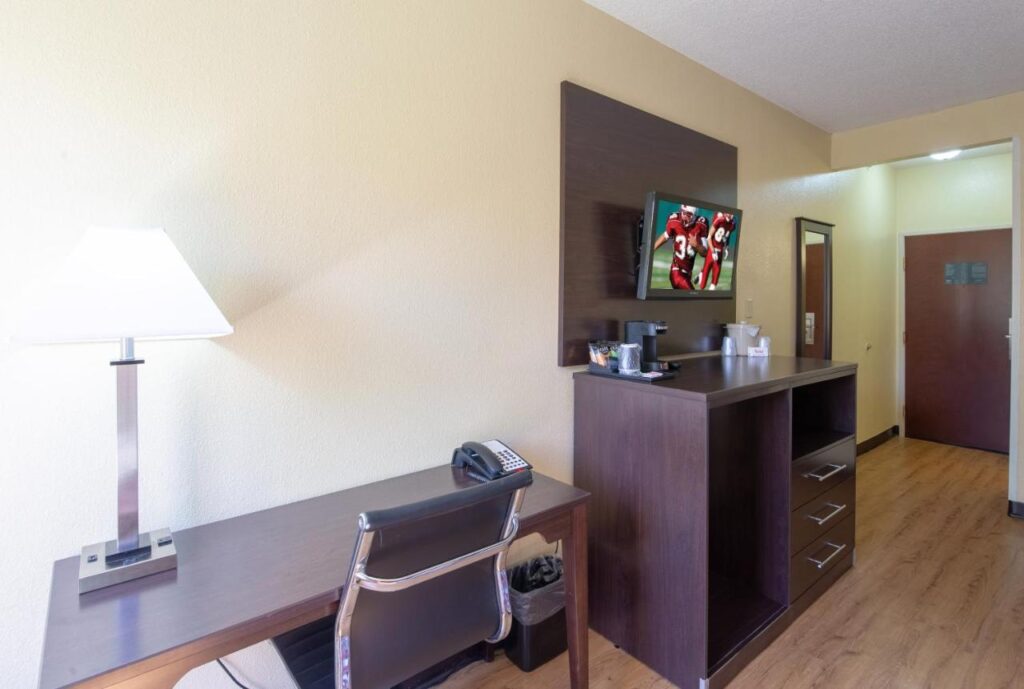 Red Roof Inn & Suites Indianapolis Airport - Image 4