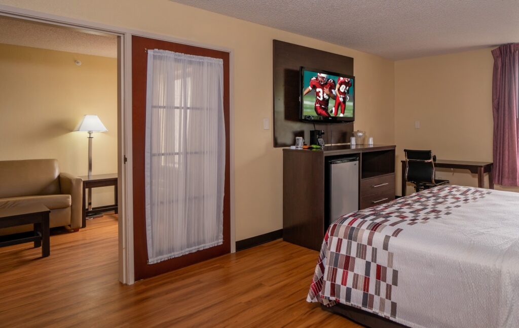 Red Roof Inn & Suites Indianapolis Airport - Image 6