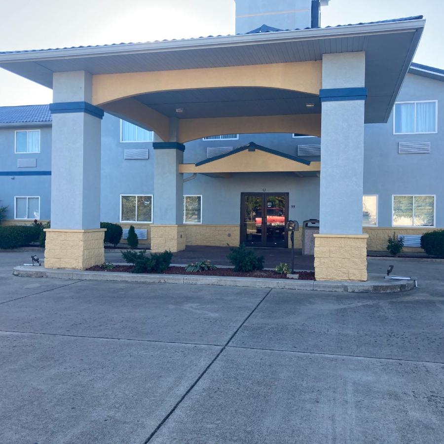 Super 8 by Wyndham Martinsville - Image 1