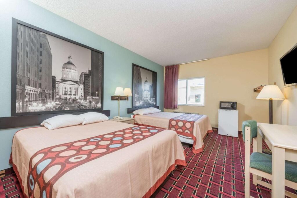Super 8 by Wyndham Martinsville - Image 2