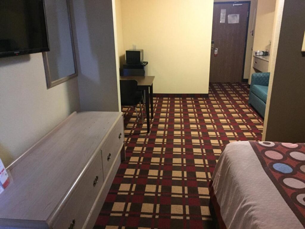 Super 8 by Wyndham Martinsville - Image 3