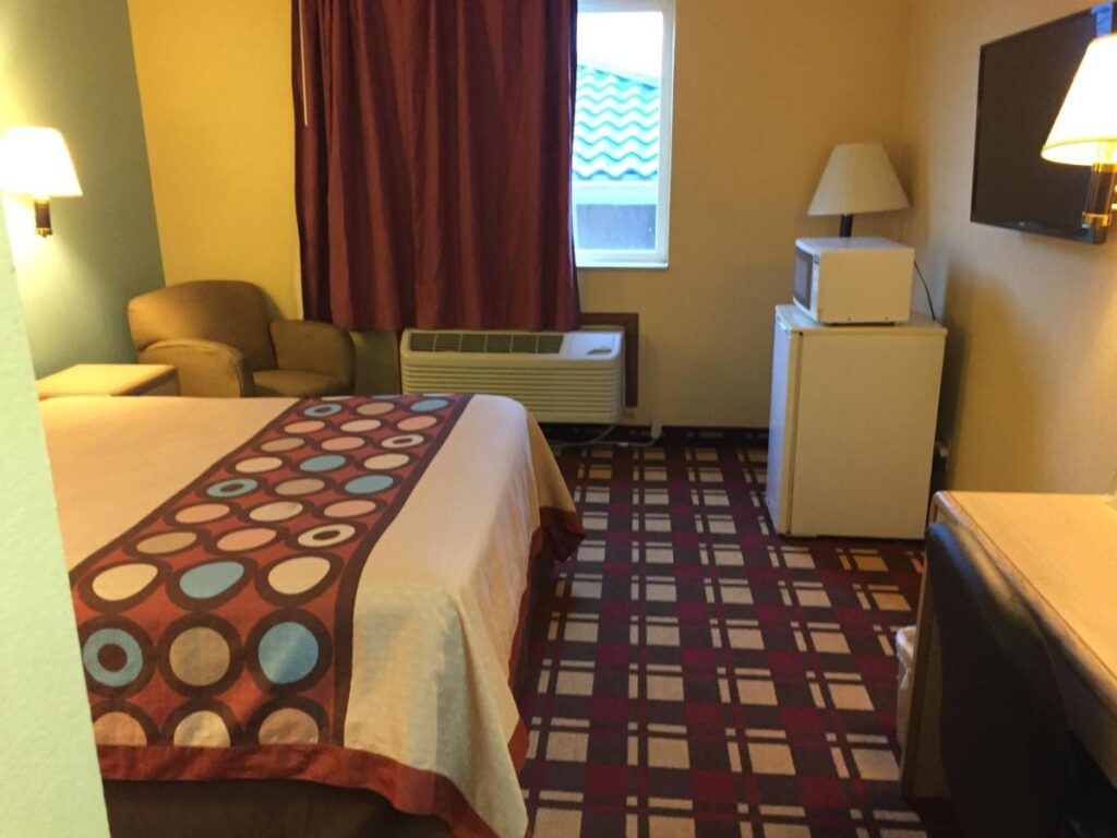 Super 8 by Wyndham Martinsville - Image 4